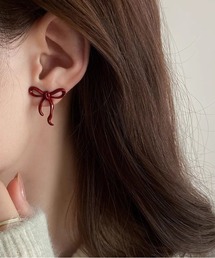 ワインレッドのリボンピアス