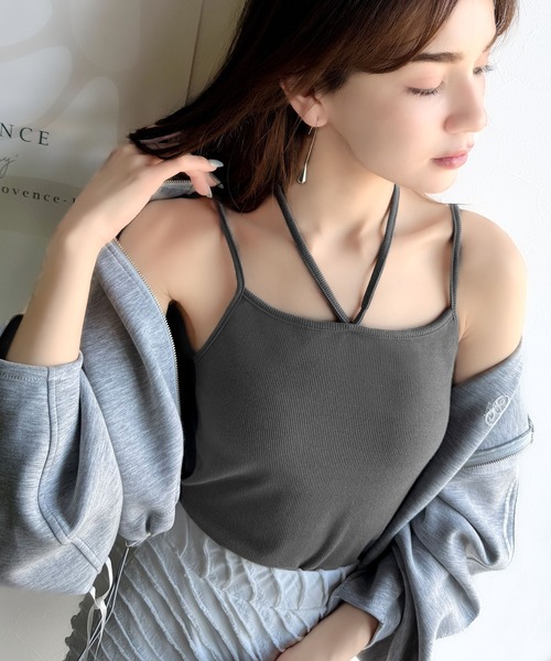 mily bilet（ミウィビレット）の「【mily bilet】オールシーズンの必需品！カップ付きホルターネック風ストラップキャミソール（キャミソール・レディース・ブラック/ブラック系その他/チャコールグレー/アイボリー・X-LARGE/LARGE/MEDIUM/SMALL）」の6枚目の写真