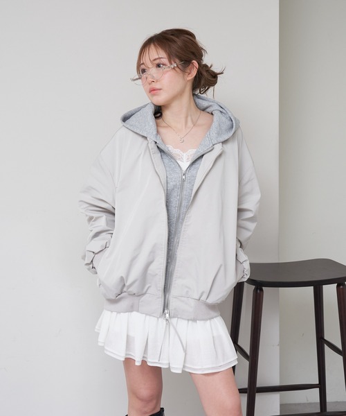 RAY CASSIN（レイカズン）の「フード付ルーズMA-1（MA-1・レディース・グレー/ホワイト/ネイビー・FREE）」の20枚目の写真