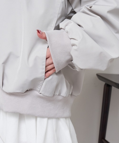 RAY CASSIN（レイカズン）の「フード付ルーズMA-1（MA-1・レディース・グレー/ホワイト/ネイビー・FREE）」の4枚目の写真