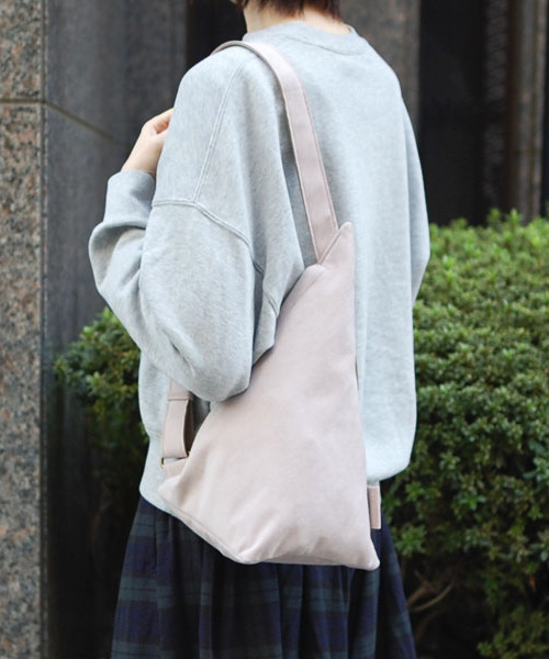 CLEDRAN(クレドラン)の「【軽量 スエード調】CL3773 SENT TRIANGLE SHOULDER(ショルダーバッグ・レディース・ブルーグレー/グレイッシュベージュ/スモークピンク/ブラック・FREE)」の1枚目の写真
