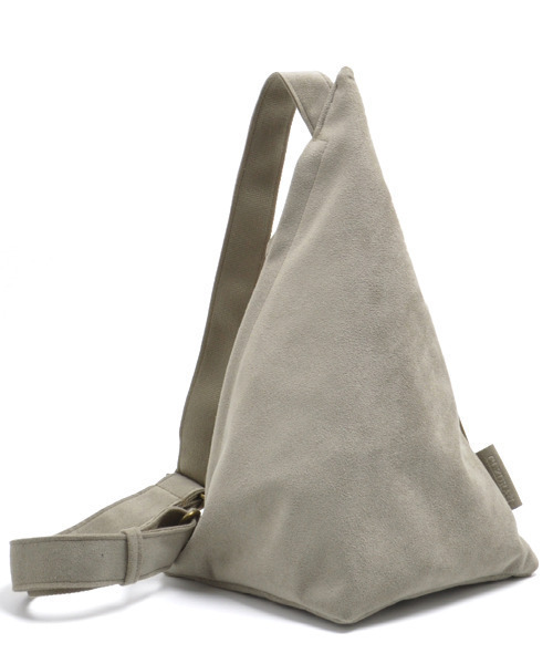 CLEDRAN(クレドラン)の「【軽量 スエード調】CL3773 SENT TRIANGLE SHOULDER(ショルダーバッグ・レディース・ブルーグレー/グレイッシュベージュ/スモークピンク/ブラック・FREE)」の4枚目の写真