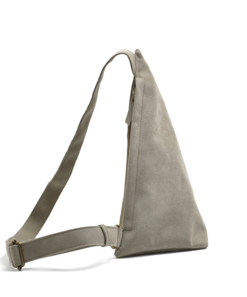 CLEDRAN(クレドラン)の「【軽量 スエード調】CL3773 SENT TRIANGLE SHOULDER(ショルダーバッグ・レディース・ブルーグレー/グレイッシュベージュ/スモークピンク/ブラック・FREE)」の5枚目の写真