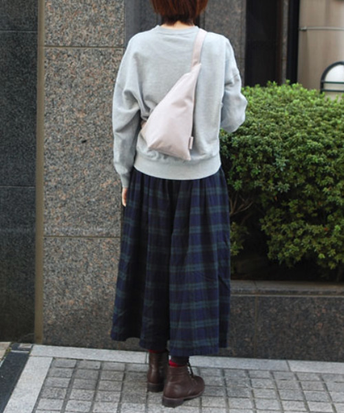 CLEDRAN(クレドラン)の「【軽量 スエード調】CL3773 SENT TRIANGLE SHOULDER(ショルダーバッグ・レディース・ブルーグレー/グレイッシュベージュ/スモークピンク/ブラック・FREE)」の17枚目の写真