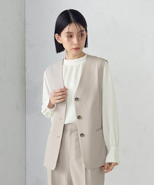 COMME CA ISM（コムサイズム）の「【ＵＶカット・吸汗速乾・接触冷感】kireri　ストレッチドライツイル　ジレ（ベスト・レディース・グレイッシュベージュ/ダークブラウン・MEDIUM/LARGE）」の2枚目の写真