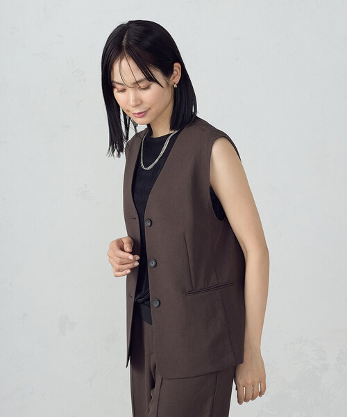 COMME CA ISM（コムサイズム）の「【ＵＶカット・吸汗速乾・接触冷感】kireri　ストレッチドライツイル　ジレ（ベスト・レディース・グレイッシュベージュ/ダークブラウン・MEDIUM/LARGE）」の5枚目の写真