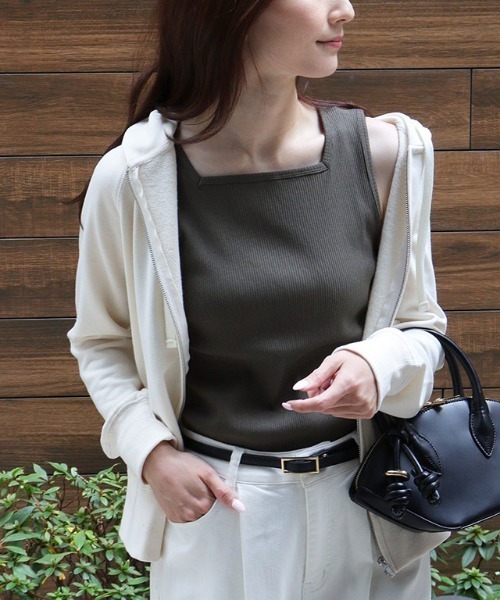 Pierrot（ピエロ）の「【ブラ紐隠し】スクエアネックリブタンクトップ（タンクトップ・レディース・ブラック/オフホワイト/ネイビー/サンドベージュ/チャコール・M/L）」の7枚目の写真