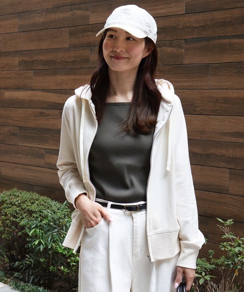 Pierrot（ピエロ）の「【ブラ紐隠し】スクエアネックリブタンクトップ（タンクトップ・レディース・ブラック/オフホワイト/ネイビー/サンドベージュ/チャコール・M/L）」の8枚目の写真