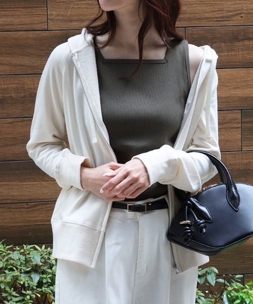 Pierrot（ピエロ）の「【ブラ紐隠し】スクエアネックリブタンクトップ（タンクトップ・レディース・ブラック/オフホワイト/ネイビー/サンドベージュ/チャコール・M/L）」の6枚目の写真