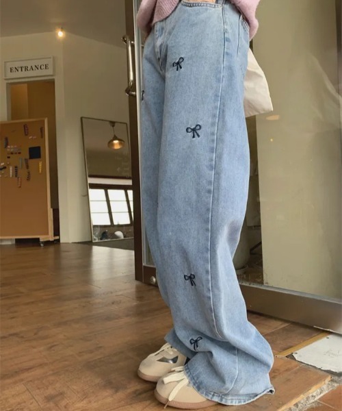FREE STYLISTS(フリー スタイリスト)の「YUGA_YGMC Ribbon motif wide straight denim pants(デニムパンツ・レディース・ライトブルー/インディゴブルー・S/M/L)」の4枚目の写真