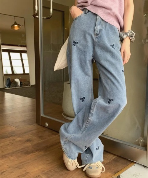 FREE STYLISTS(フリー スタイリスト)の「YUGA_YGMC Ribbon motif wide straight denim pants(デニムパンツ・レディース・ライトブルー/インディゴブルー・S/M/L)」の5枚目の写真