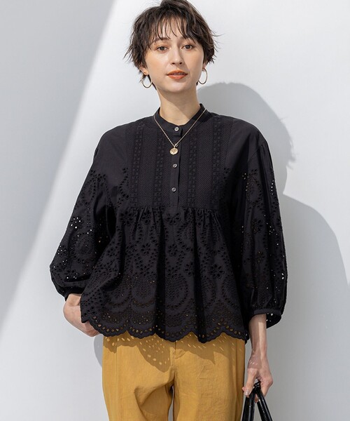 23区 L（ニジュウサンクオオキイサイズ）の「【洗える】コットンエンブロイダリー クロップド ブラウス（シャツ/ブラウス・レディース・ネイビー系/ブラック系/ホワイト系・44/46/48）」の2枚目の写真