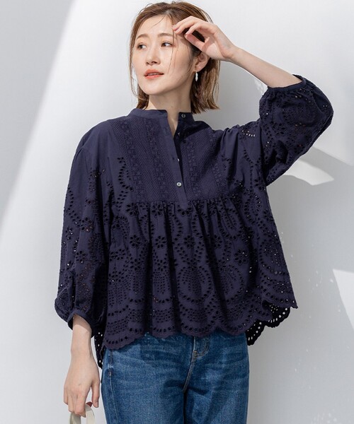 23区 L（ニジュウサンクオオキイサイズ）の「【洗える】コットンエンブロイダリー クロップド ブラウス（シャツ/ブラウス・レディース・ネイビー系/ブラック系/ホワイト系・44/46/48）」の3枚目の写真