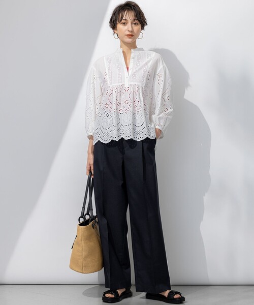 23区 L（ニジュウサンクオオキイサイズ）の「【洗える】コットンエンブロイダリー クロップド ブラウス（シャツ/ブラウス・レディース・ネイビー系/ブラック系/ホワイト系・44/46/48）」の4枚目の写真