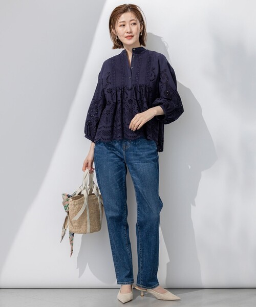 23区 L（ニジュウサンクオオキイサイズ）の「【洗える】コットンエンブロイダリー クロップド ブラウス（シャツ/ブラウス・レディース・ネイビー系/ブラック系/ホワイト系・44/46/48）」の10枚目の写真