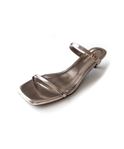 AmiAmi（アミアミ）の「華奢スクエアトゥダブルストラップミュールサンダル（サンダル・レディース・シルバー/ブラック/ブロンズ/アイボリー・S/M/LL/L）」の5枚目の写真