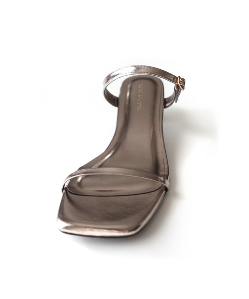 AmiAmi（アミアミ）の「華奢スクエアトゥダブルストラップミュールサンダル（サンダル・レディース・シルバー/ブラック/ブロンズ/アイボリー・S/M/LL/L）」の6枚目の写真