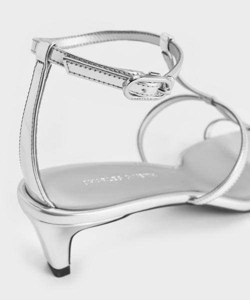 CHARLES & KEITH（チャールズ & キース）の「Tバー キトゥンヒールアンクルストラップサンダル（サンダル・レディース・シルバー/ブラック/ホワイト・22cm/22.5cm/23cm/23.5cm/24.5cm/25cm/26.5cm/25.5cm）」の14枚目の写真