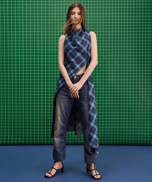 CHARLES & KEITH（チャールズ & キース）の「Tバー キトゥンヒールアンクルストラップサンダル（サンダル・レディース・シルバー/ブラック/ホワイト・22cm/22.5cm/23cm/23.5cm/24.5cm/25cm/26.5cm/25.5cm）」の17枚目の写真