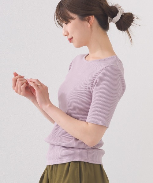 OMNES(オムネス)の「【接触冷感】 後ろV開きリブカットソー(Tシャツ/カットソー・レディース・ラベンダー/ライトブラウン/ホワイト/グレー・FREE)」の4枚目の写真