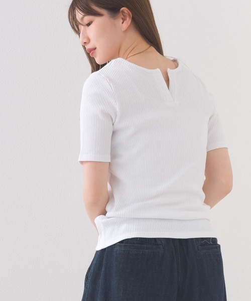 OMNES(オムネス)の「【接触冷感】 後ろV開きリブカットソー(Tシャツ/カットソー・レディース・ラベンダー/ライトブラウン/ホワイト/グレー・FREE)」の2枚目の写真