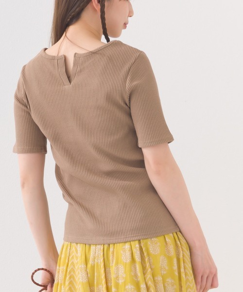 OMNES(オムネス)の「【接触冷感】 後ろV開きリブカットソー(Tシャツ/カットソー・レディース・ラベンダー/ライトブラウン/ホワイト/グレー・FREE)」の3枚目の写真