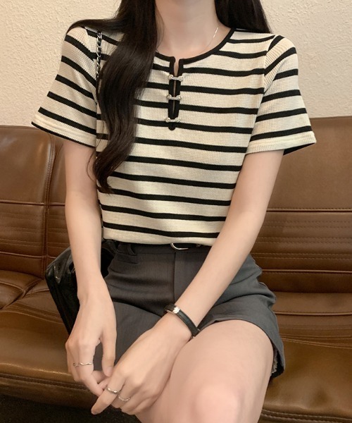 GEMEDA(ジェメダ)の「配色ボタン付きボーダートップス(Tシャツ/カットソー・レディース・グリーン/ブラック×ホワイト・M)」の2枚目の写真