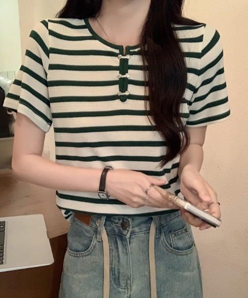 GEMEDA(ジェメダ)の「配色ボタン付きボーダートップス(Tシャツ/カットソー・レディース・グリーン/ブラック×ホワイト・M)」の4枚目の写真