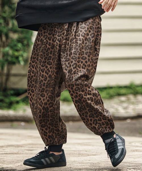 CAMBIO(カンビオ)の「mp13804- Leopard Synthetic Leather Jogger Pants レザージョガーパンツ(その他パンツ・メンズ・ブラウン/チャコール・S/M/L)」の3枚目の写真
