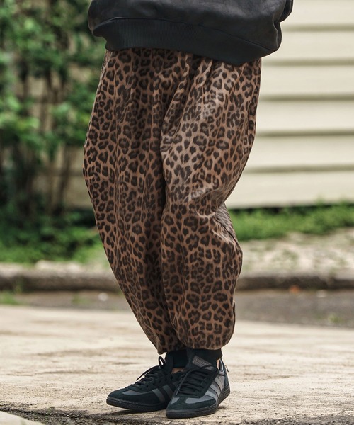 CAMBIO(カンビオ)の「mp13804- Leopard Synthetic Leather Jogger Pants レザージョガーパンツ(その他パンツ・メンズ・ブラウン/チャコール・S/M/L)」の4枚目の写真