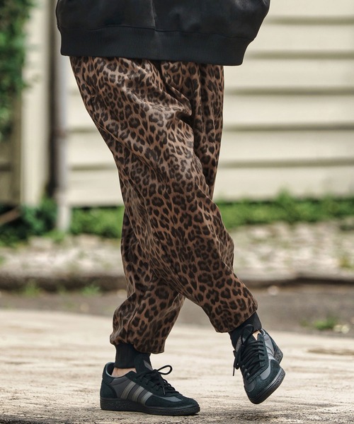 CAMBIO(カンビオ)の「mp13804- Leopard Synthetic Leather Jogger Pants レザージョガーパンツ(その他パンツ・メンズ・ブラウン/チャコール・S/M/L)」の5枚目の写真