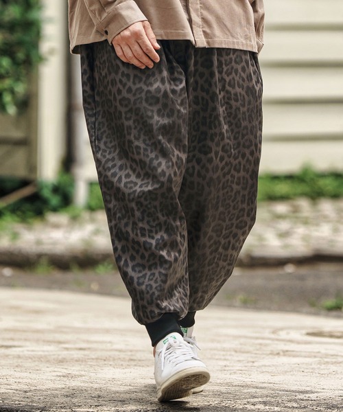 CAMBIO(カンビオ)の「mp13804- Leopard Synthetic Leather Jogger Pants レザージョガーパンツ(その他パンツ・メンズ・ブラウン/チャコール・S/M/L)」の9枚目の写真