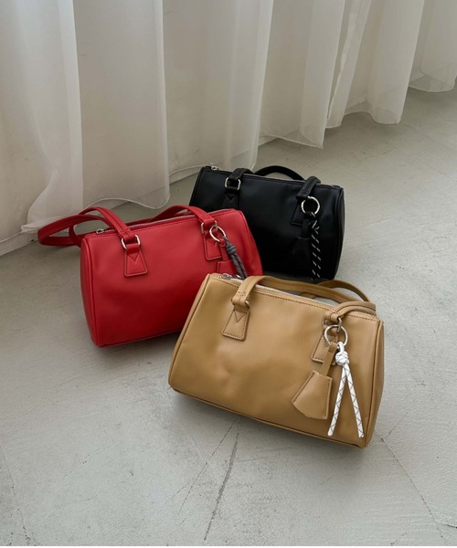 archives(アルシーヴ)の「チャーム付きスクエアボストンバッグ(ショルダーバッグ・レディース・ベージュ/レッド/ブラック・FREE)」の1枚目の写真