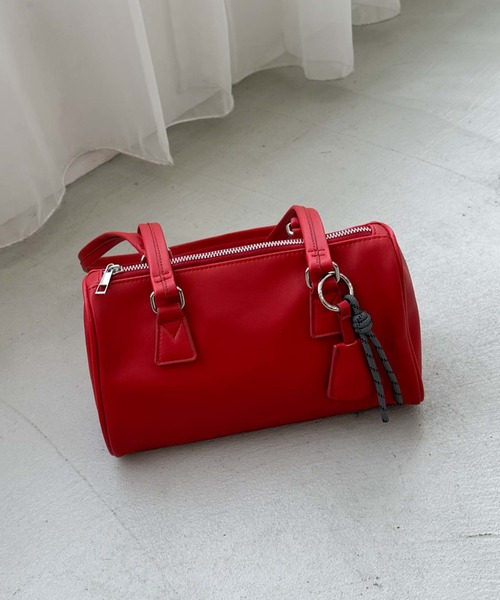 archives(アルシーヴ)の「チャーム付きスクエアボストンバッグ(ショルダーバッグ・レディース・ベージュ/レッド/ブラック・FREE)」の3枚目の写真