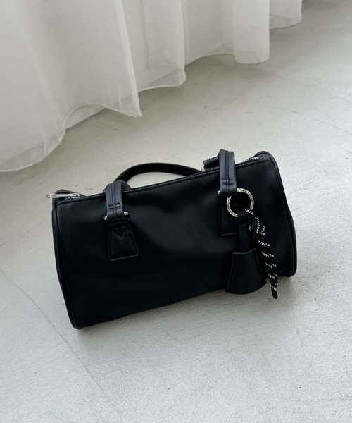 archives(アルシーヴ)の「チャーム付きスクエアボストンバッグ(ショルダーバッグ・レディース・ベージュ/レッド/ブラック・FREE)」の2枚目の写真