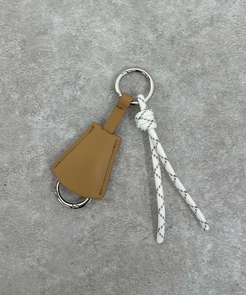 archives(アルシーヴ)の「チャーム付きスクエアボストンバッグ(ショルダーバッグ・レディース・ベージュ/レッド/ブラック・FREE)」の9枚目の写真