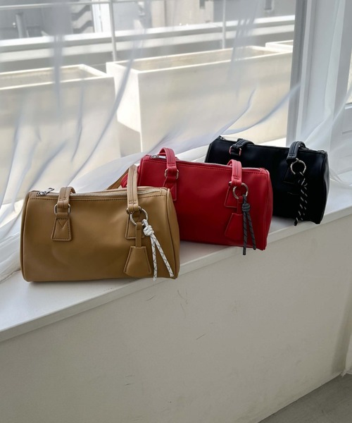 archives(アルシーヴ)の「チャーム付きスクエアボストンバッグ(ショルダーバッグ・レディース・ベージュ/レッド/ブラック・FREE)」の15枚目の写真