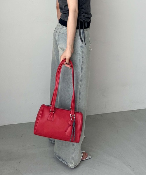 archives(アルシーヴ)の「チャーム付きスクエアボストンバッグ(ショルダーバッグ・レディース・ベージュ/レッド/ブラック・FREE)」の5枚目の写真