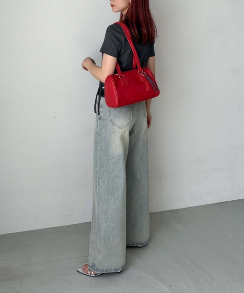 archives(アルシーヴ)の「チャーム付きスクエアボストンバッグ(ショルダーバッグ・レディース・ベージュ/レッド/ブラック・FREE)」の4枚目の写真