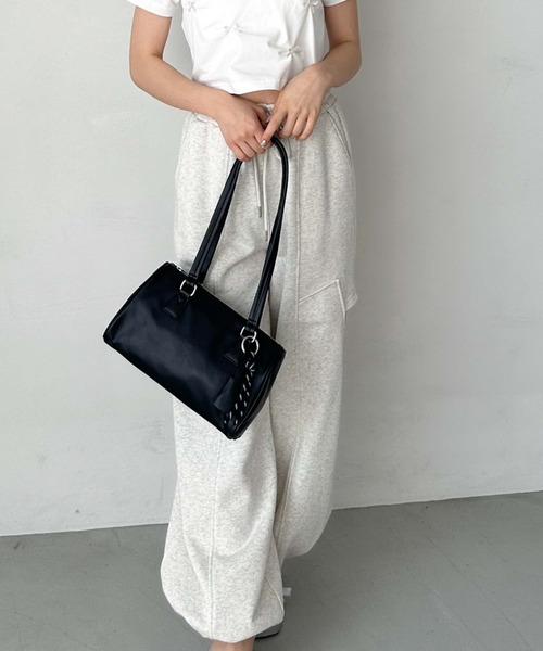 archives(アルシーヴ)の「チャーム付きスクエアボストンバッグ(ショルダーバッグ・レディース・ベージュ/レッド/ブラック・FREE)」の7枚目の写真