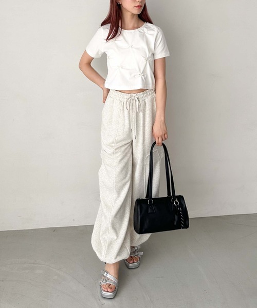 archives(アルシーヴ)の「チャーム付きスクエアボストンバッグ(ショルダーバッグ・レディース・ベージュ/レッド/ブラック・FREE)」の6枚目の写真