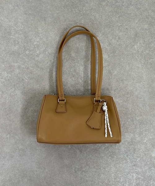 archives(アルシーヴ)の「チャーム付きスクエアボストンバッグ(ショルダーバッグ・レディース・ベージュ/レッド/ブラック・FREE)」の13枚目の写真