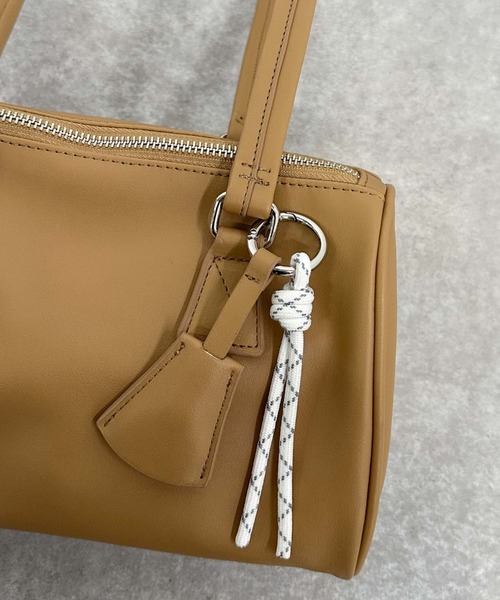 archives(アルシーヴ)の「チャーム付きスクエアボストンバッグ(ショルダーバッグ・レディース・ベージュ/レッド/ブラック・FREE)」の10枚目の写真