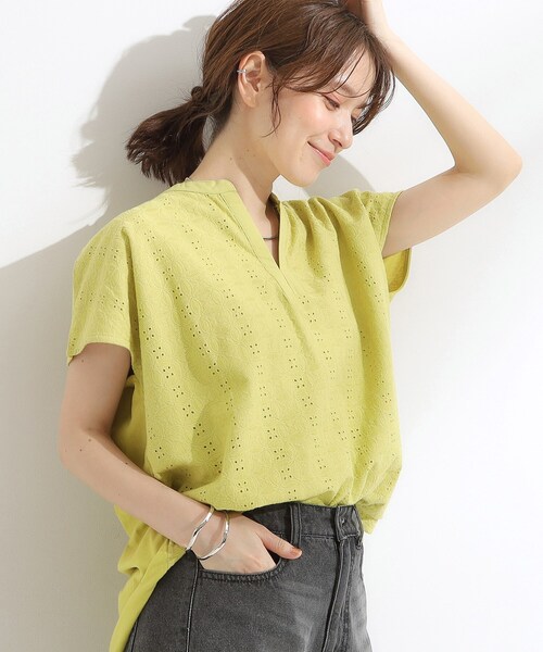 DRESKIP（ドレスキップ）の「【S-LL】抜け感とすっきり見えを叶える 刺繍レース スキッパー襟トップス（Tシャツ/カットソー・レディース・スモーキーグリーン系/オフホワイト/ブルー/ブラック/ダークブラウン・04/03/01/02）」の4枚目の写真