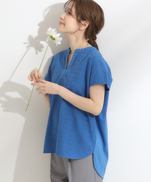 DRESKIP（ドレスキップ）の「【S-LL】抜け感とすっきり見えを叶える 刺繍レース スキッパー襟トップス（Tシャツ/カットソー・レディース・スモーキーグリーン系/オフホワイト/ブルー/ブラック/ダークブラウン・04/03/01/02）」の5枚目の写真