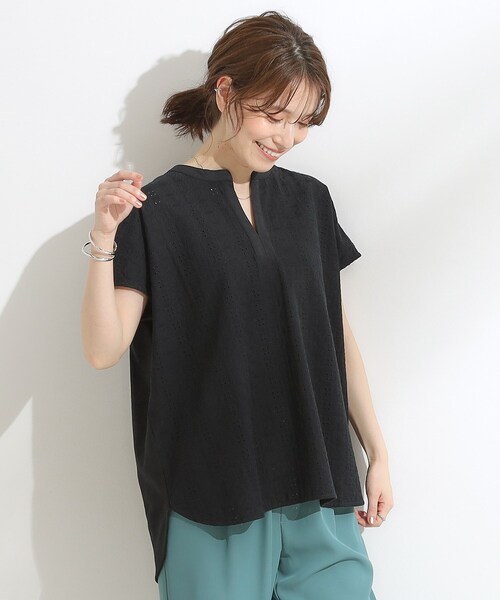 DRESKIP（ドレスキップ）の「【S-LL】抜け感とすっきり見えを叶える 刺繍レース スキッパー襟トップス（Tシャツ/カットソー・レディース・スモーキーグリーン系/オフホワイト/ブルー/ブラック/ダークブラウン・04/03/01/02）」の9枚目の写真