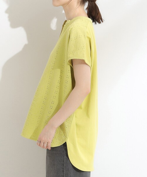 DRESKIP（ドレスキップ）の「【S-LL】抜け感とすっきり見えを叶える 刺繍レース スキッパー襟トップス（Tシャツ/カットソー・レディース・スモーキーグリーン系/オフホワイト/ブルー/ブラック/ダークブラウン・04/03/01/02）」の18枚目の写真