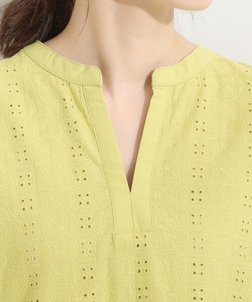 DRESKIP（ドレスキップ）の「【S-LL】抜け感とすっきり見えを叶える 刺繍レース スキッパー襟トップス（Tシャツ/カットソー・レディース・スモーキーグリーン系/オフホワイト/ブルー/ブラック/ダークブラウン・04/03/01/02）」の16枚目の写真