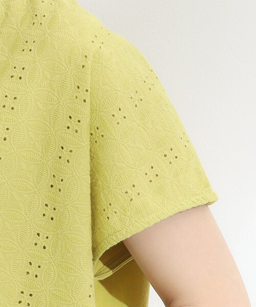 DRESKIP（ドレスキップ）の「【S-LL】抜け感とすっきり見えを叶える 刺繍レース スキッパー襟トップス（Tシャツ/カットソー・レディース・スモーキーグリーン系/オフホワイト/ブルー/ブラック/ダークブラウン・04/03/01/02）」の15枚目の写真