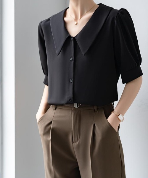 FAVORITO(ファヴォリート)の「ビッグカラー×パフスリーブ シフォンブラウス(シャツ/ブラウス・レディース・ホワイト/ブラック・M/L/XL)」の1枚目の写真